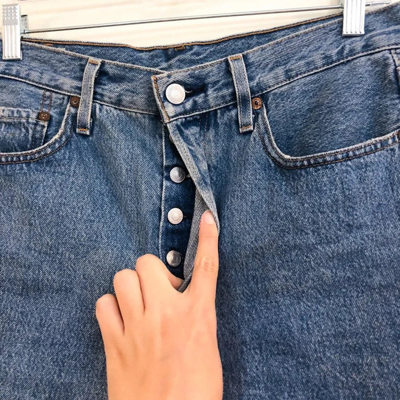 Levi's 501 Light Wash Button Fly Classic High Waist Denim Shorts Women's 29 - Picture 3 of 9